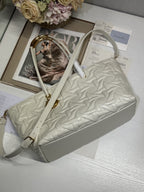 GROSSE 41 TOUJOURS-TASCHE AUS WEISSEM MACROCANNAGE-LAMMFELL