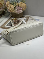 GROSSE 41 TOUJOURS-TASCHE AUS WEISSEM MACROCANNAGE-LAMMFELL