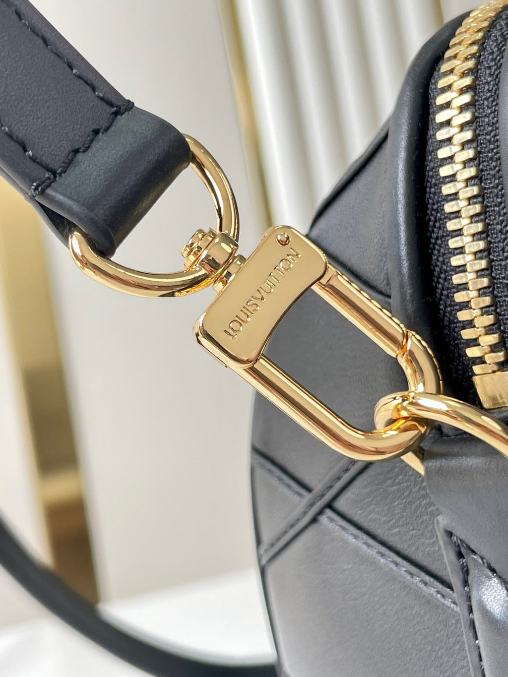 SPEEDY BANDOULIÈRE 25 MIT KREUZMUSTER AUS SCHWARZEM LAMMLEDER