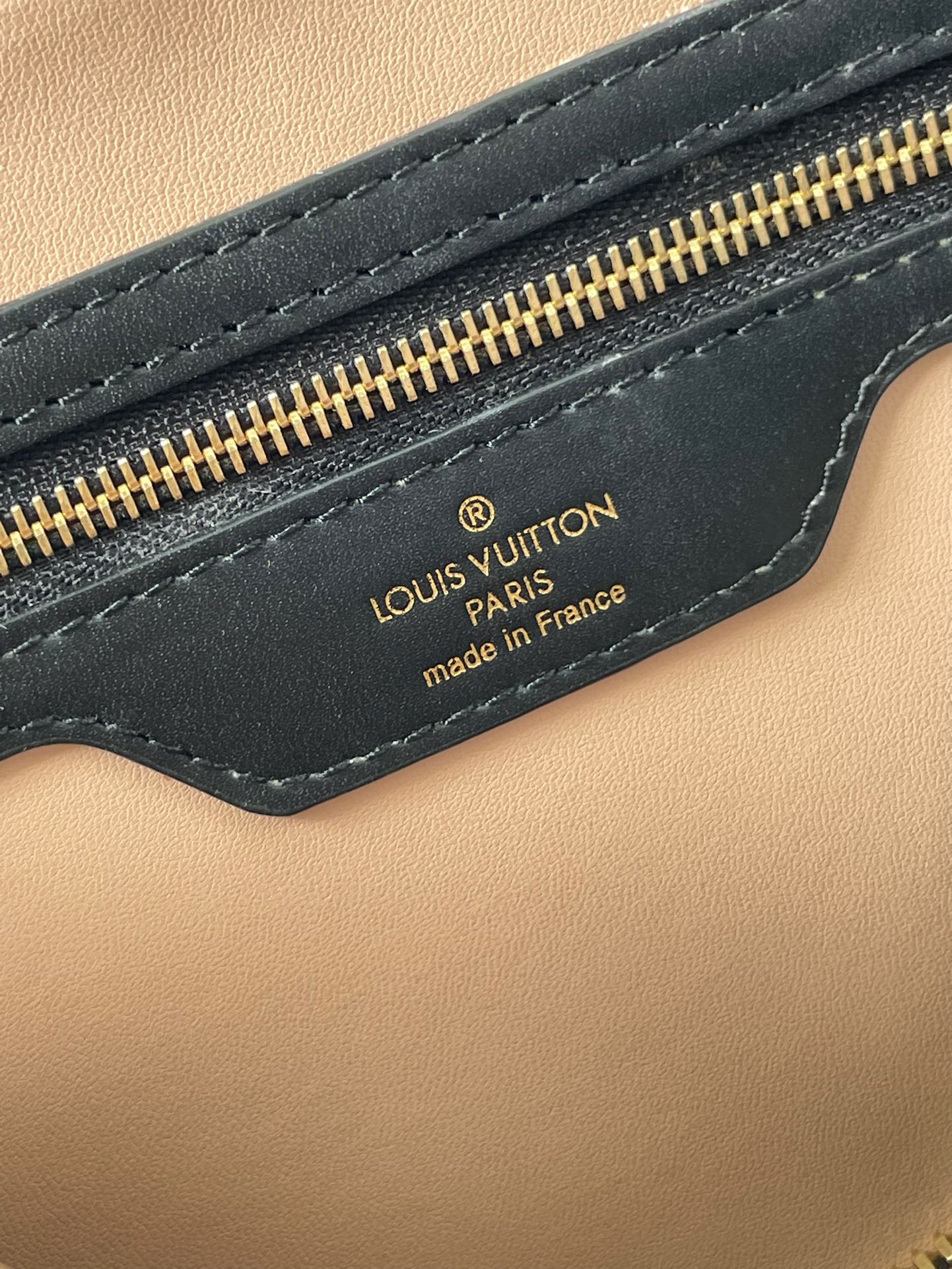 SPEEDY BANDOULIÈRE 25 MIT KREUZMUSTER AUS SCHWARZEM LAMMLEDER