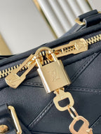 SPEEDY BANDOULIÈRE 25 MIT KREUZMUSTER AUS SCHWARZEM LAMMLEDER