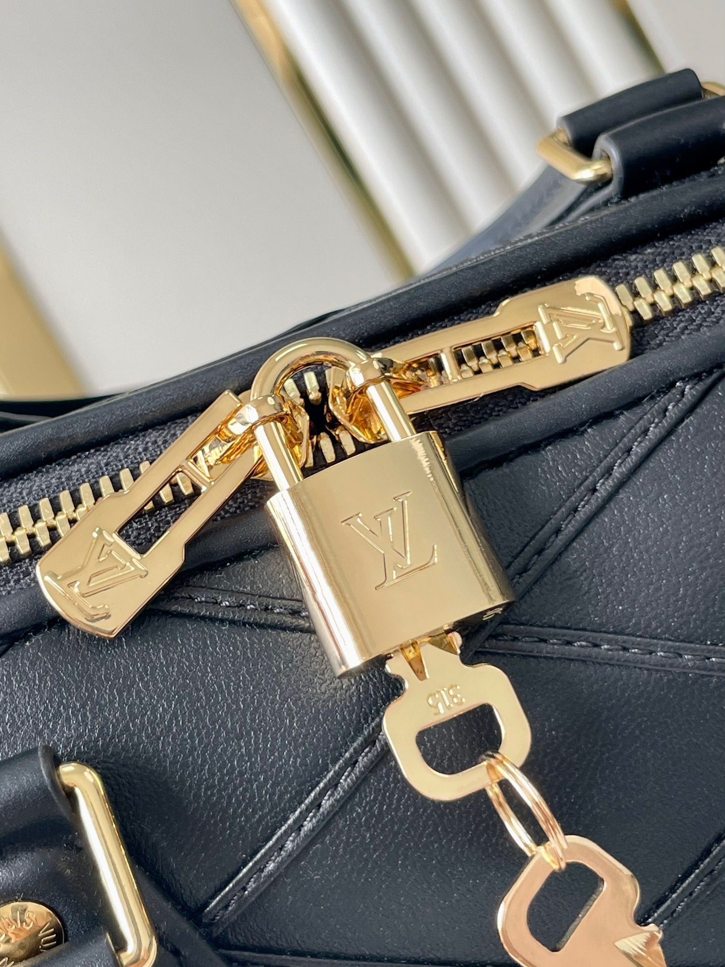 SPEEDY BANDOULIÈRE 25 MIT KREUZMUSTER AUS SCHWARZEM LAMMLEDER