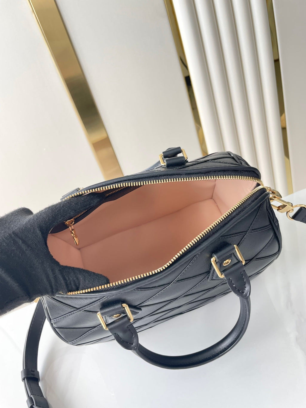 SPEEDY BANDOULIÈRE 25 MIT KREUZMUSTER AUS SCHWARZEM LAMMLEDER