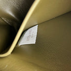 Konzerttasche 18 in armeegrünem Lammleder