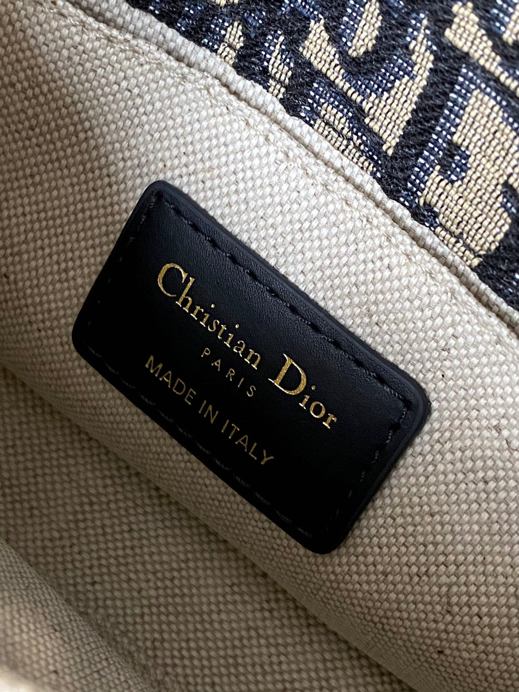 BOBBY EAST-WEST TASCHE 17 IN SCHWARZ OBLIQUE JACQUARD