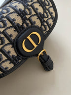 BOBBY EAST-WEST TASCHE 17 IN SCHWARZ OBLIQUE JACQUARD