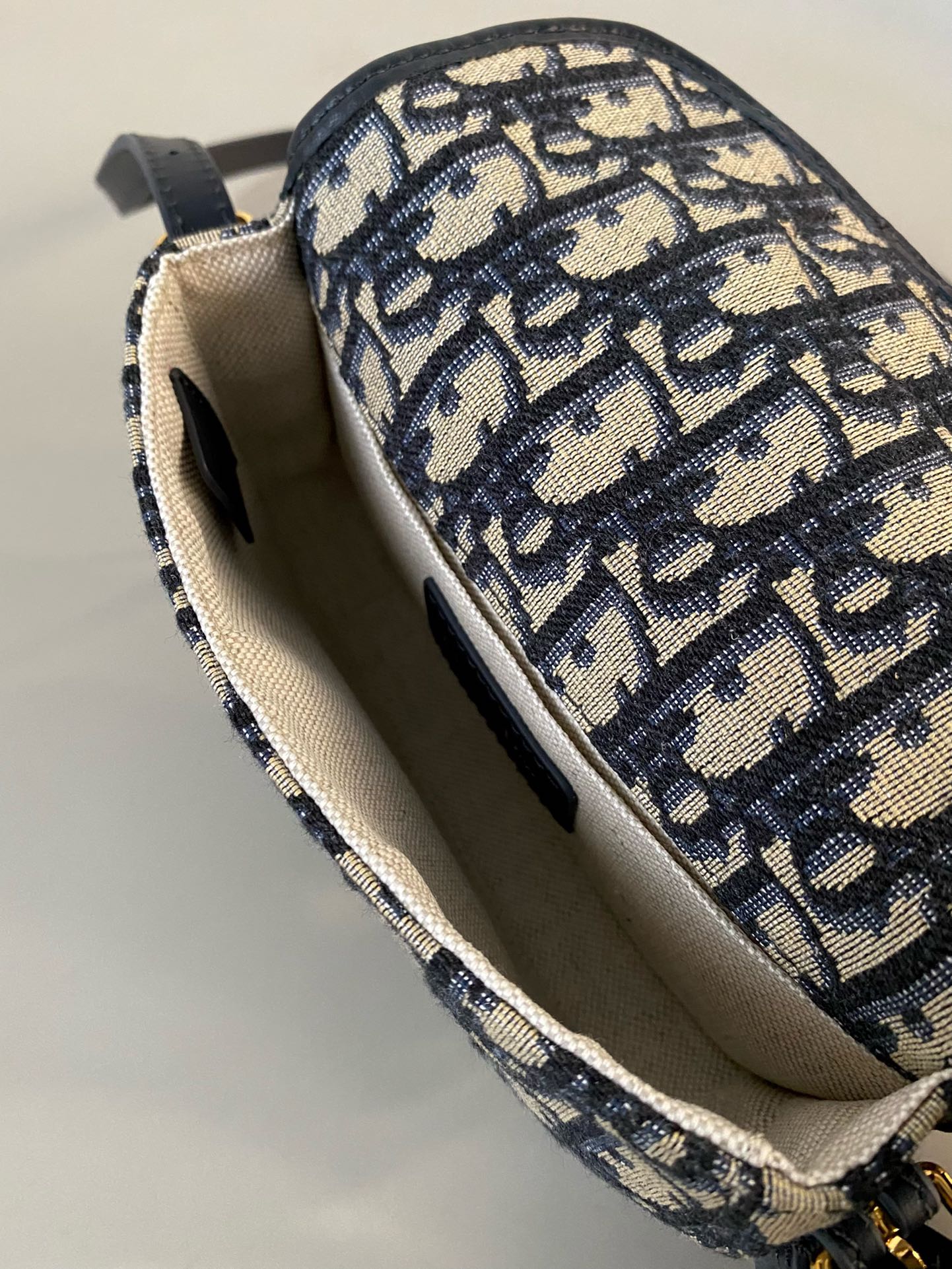 BOBBY EAST-WEST TASCHE 17 IN SCHWARZ OBLIQUE JACQUARD