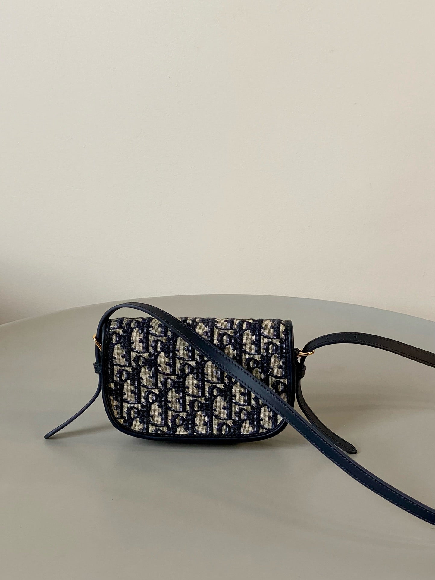 BOBBY EAST-WEST TASCHE 17 IN SCHWARZ OBLIQUE JACQUARD