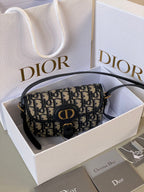 BOBBY EAST-WEST TASCHE 17 IN SCHWARZ OBLIQUE JACQUARD