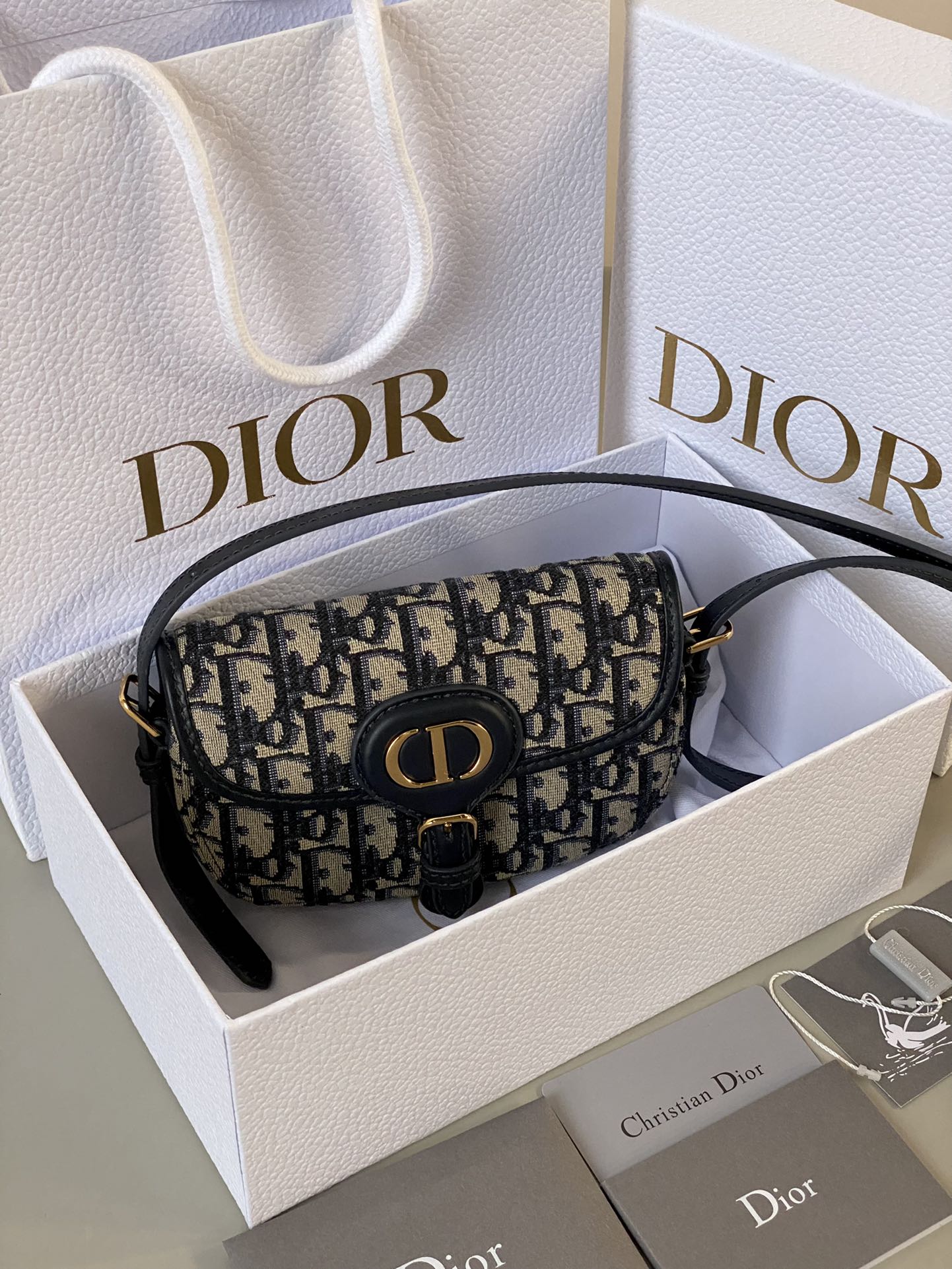 BOBBY EAST-WEST TASCHE 17 IN SCHWARZ OBLIQUE JACQUARD