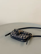 BOBBY EAST-WEST TASCHE 17 IN SCHWARZ OBLIQUE JACQUARD