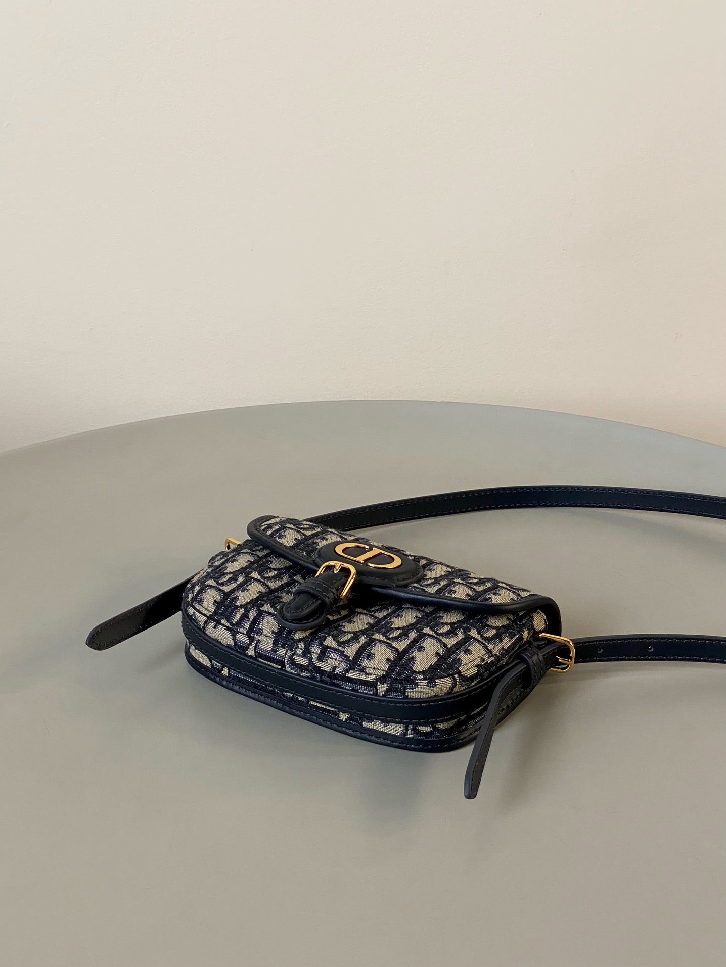 BOBBY EAST-WEST TASCHE 17 IN SCHWARZ OBLIQUE JACQUARD