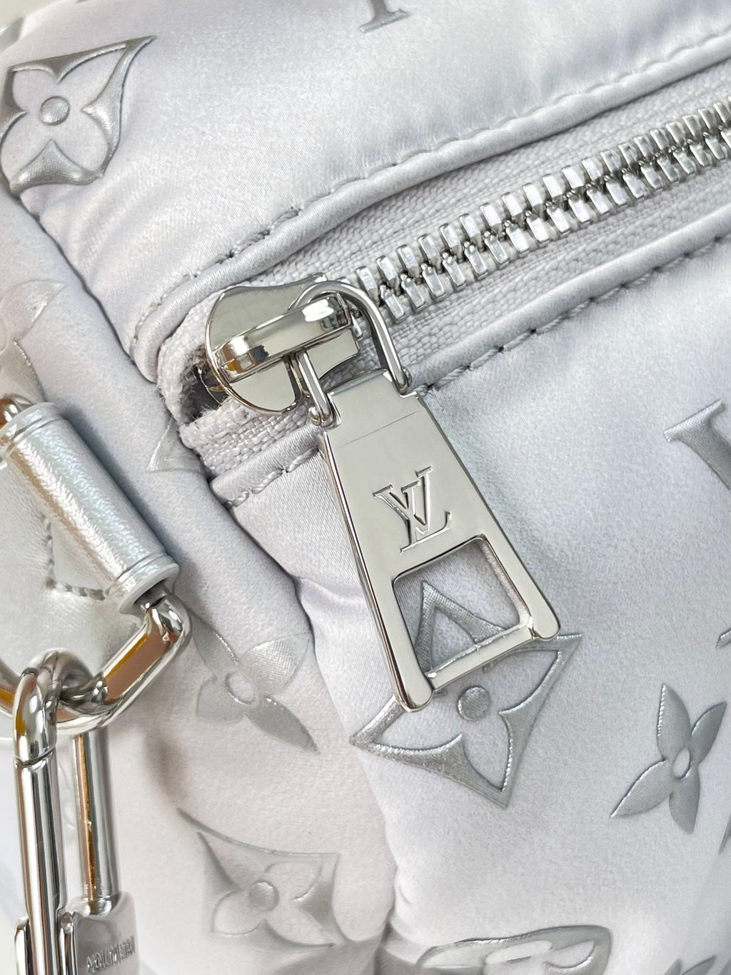 SPEEDY BANDOULIÈRE 25 IN FADIENT SILVER MONOGRAM NYLON SILBER HARDWARE