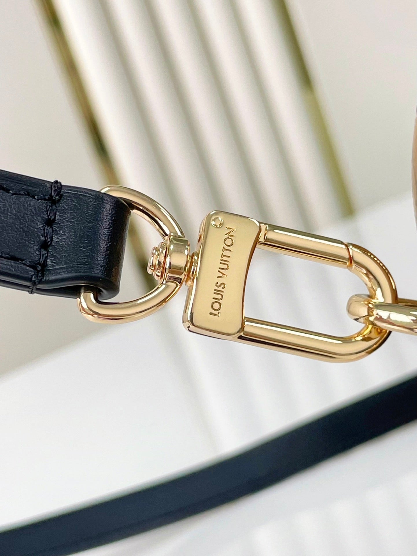 SPEEDY TRUNK 20 IN BRAUNEM MONOGRAMM-CANVAS UND SCHWARZEM KALBSLEDERBESATZ GOLDENE SCHNALLE