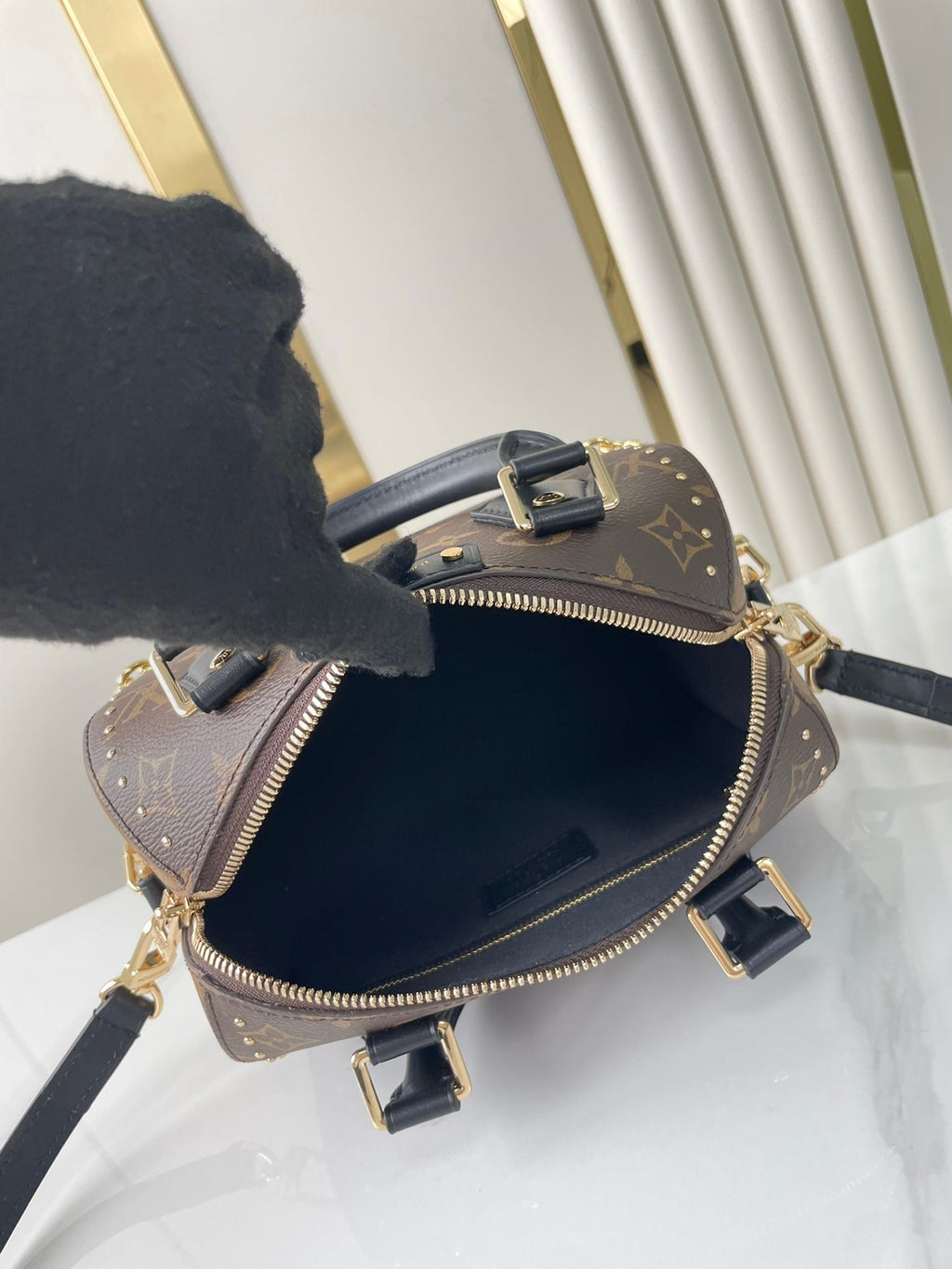 SPEEDY TRUNK 20 IN BRAUNEM MONOGRAMM-CANVAS UND SCHWARZEM KALBSLEDERBESATZ GOLDENE SCHNALLE