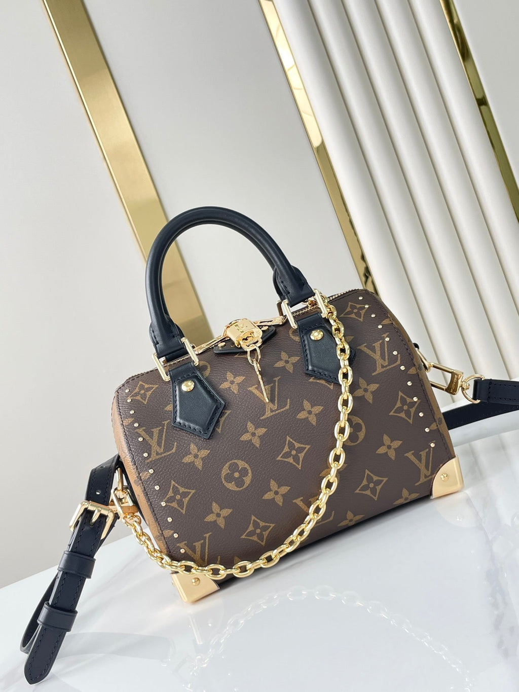 SPEEDY TRUNK 20 IN BRAUNEM MONOGRAMM-CANVAS UND SCHWARZEM KALBSLEDERBESATZ GOLDENE SCHNALLE