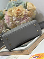 DAMEN KLEINE TASCHE 20 IN GRAU MAKROCANNAGE LAMMLEDER GOLDENE HÜLLE