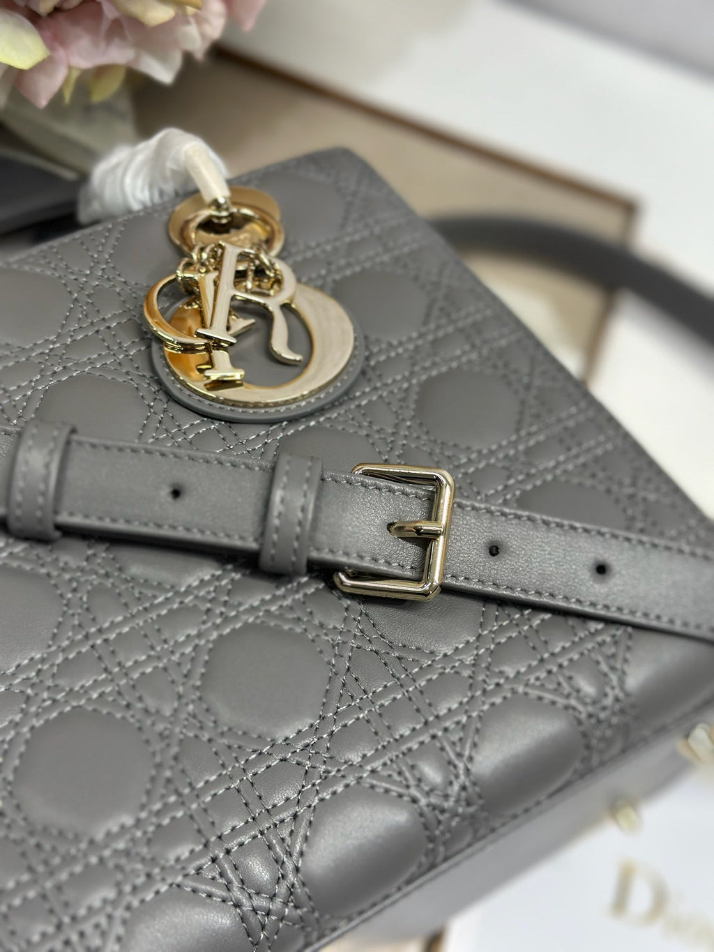 DAMEN KLEINE TASCHE 24 IN GRAU MAKROCANNAGE LAMMLEDER GOLDENE BESCHLÄGE