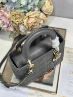 DAMEN KLEINE TASCHE 24 IN GRAU MAKROCANNAGE LAMMLEDER GOLDENE BESCHLÄGE