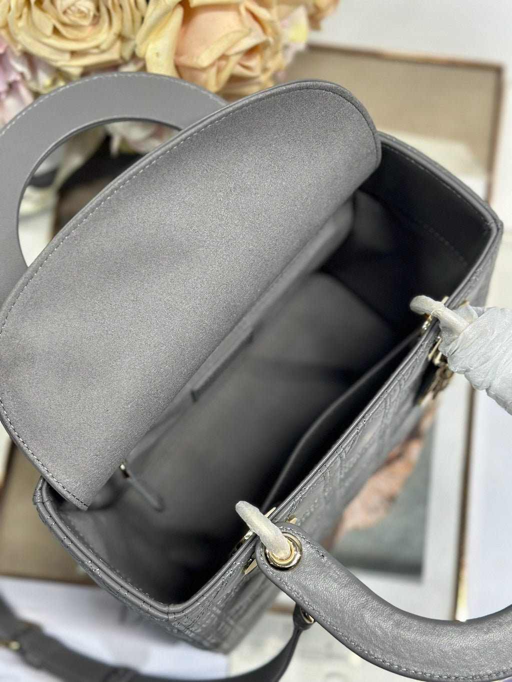 DAMEN KLEINE TASCHE 24 IN GRAU MAKROCANNAGE LAMMLEDER GOLDENE BESCHLÄGE