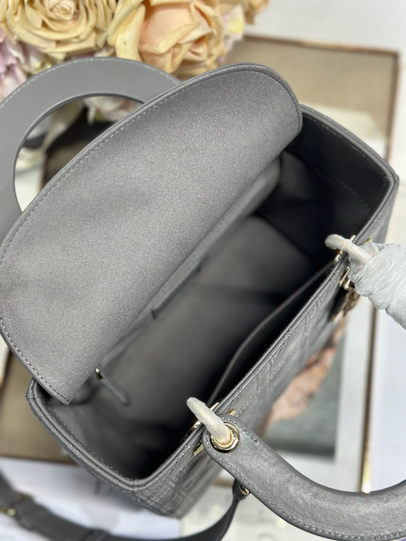 DAMEN KLEINE TASCHE 24 IN GRAU MAKROCANNAGE LAMMLEDER GOLDENE BESCHLÄGE