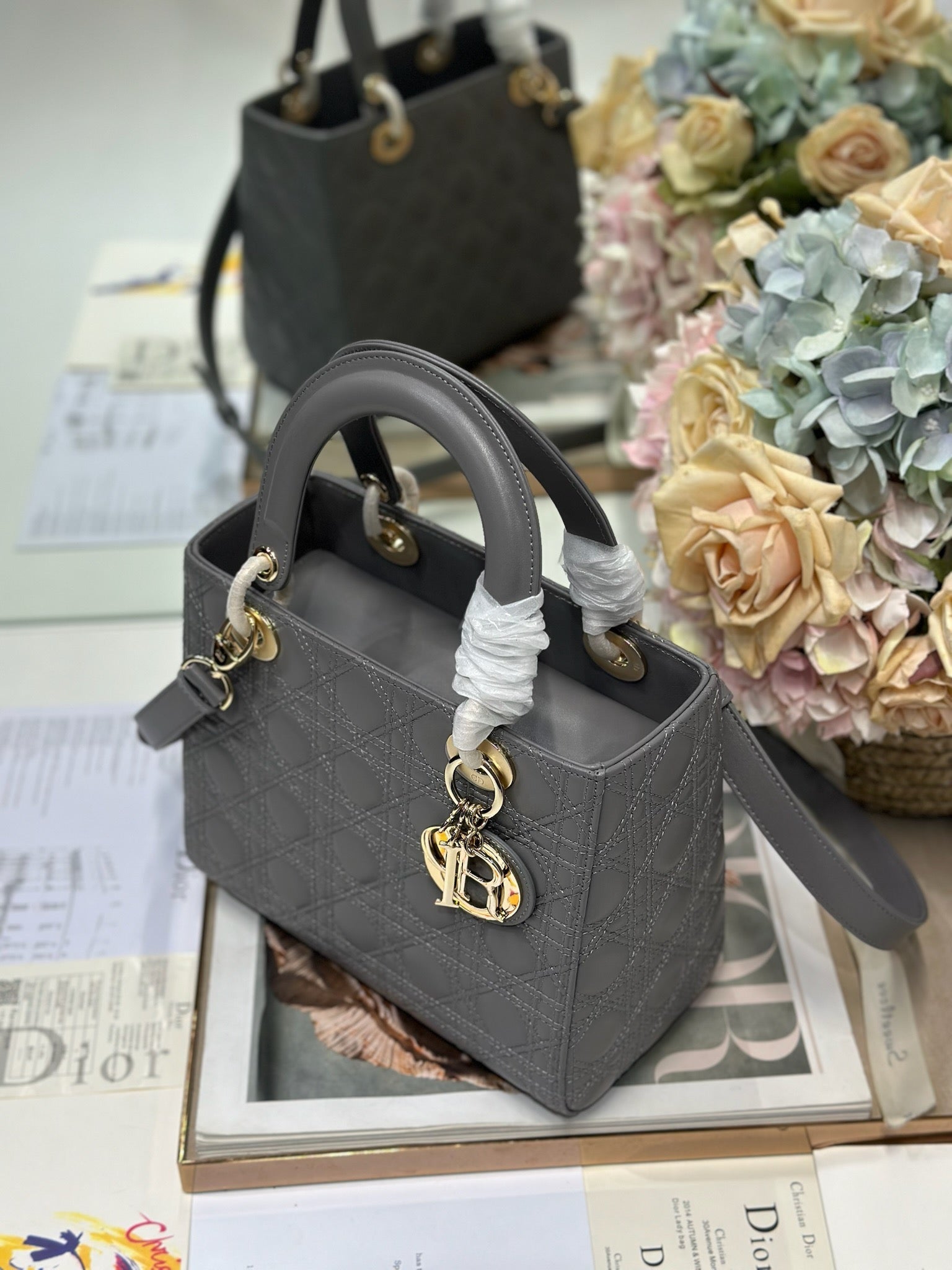 DAMEN KLEINE TASCHE 24 IN GRAU MAKROCANNAGE LAMMLEDER GOLDENE BESCHLÄGE