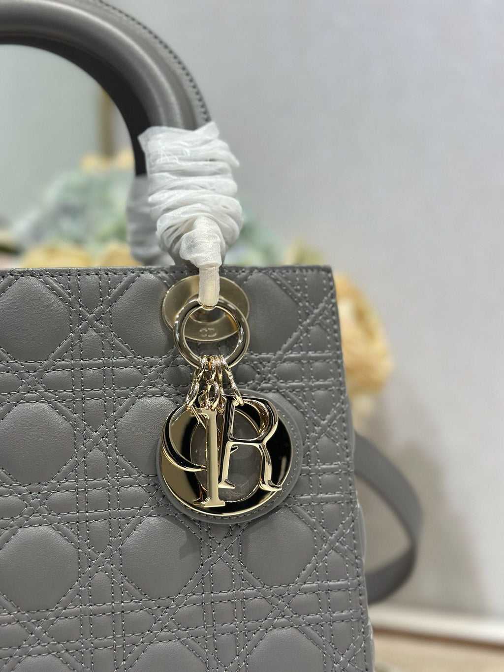 DAMEN KLEINE TASCHE 24 IN GRAU MAKROCANNAGE LAMMLEDER GOLDENE BESCHLÄGE