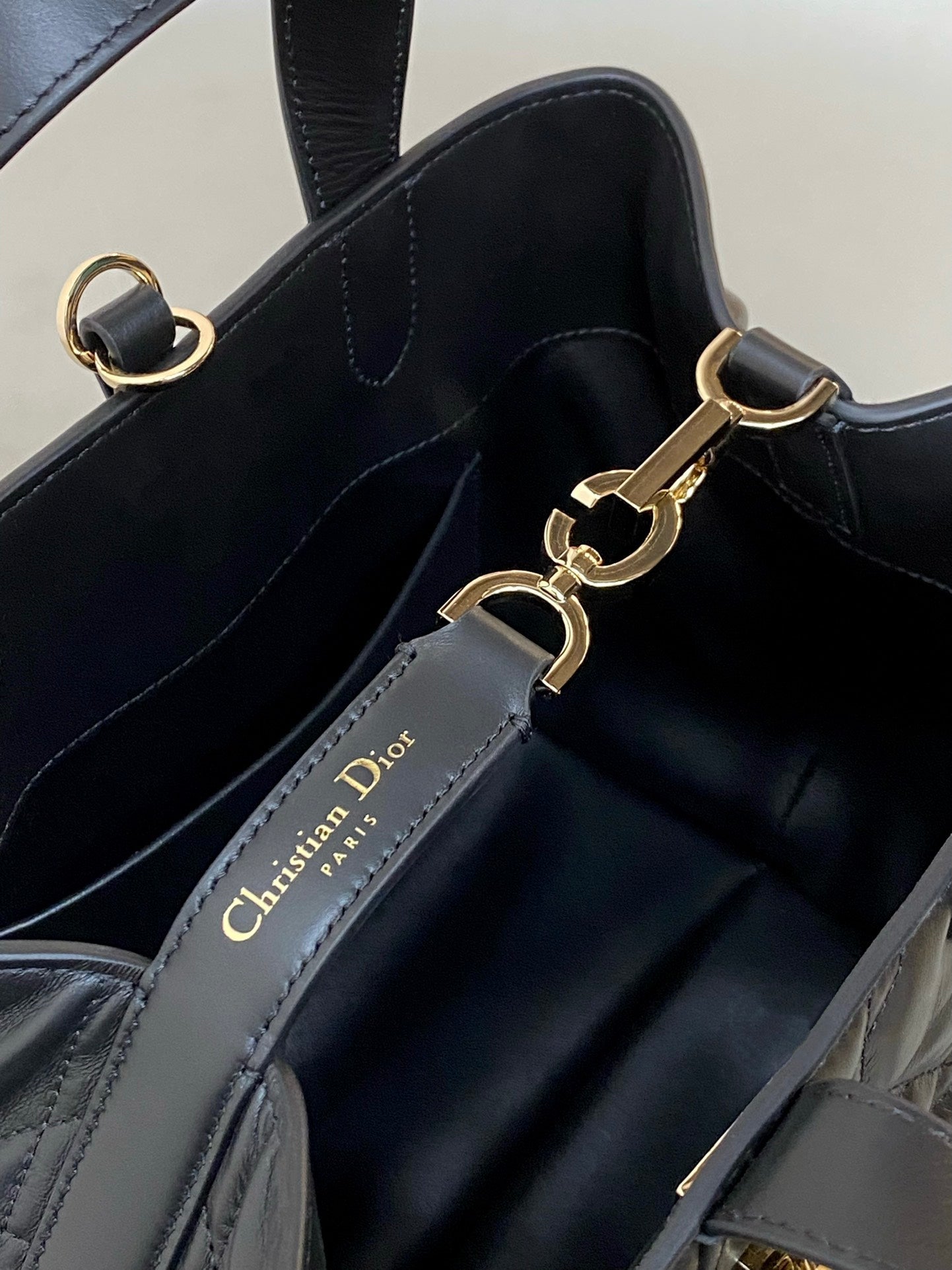 MITTLERE TOUJOURS BEUTELTASCHE 22 AUS SCHWARZEM CANNAGE-KALBSLEDER