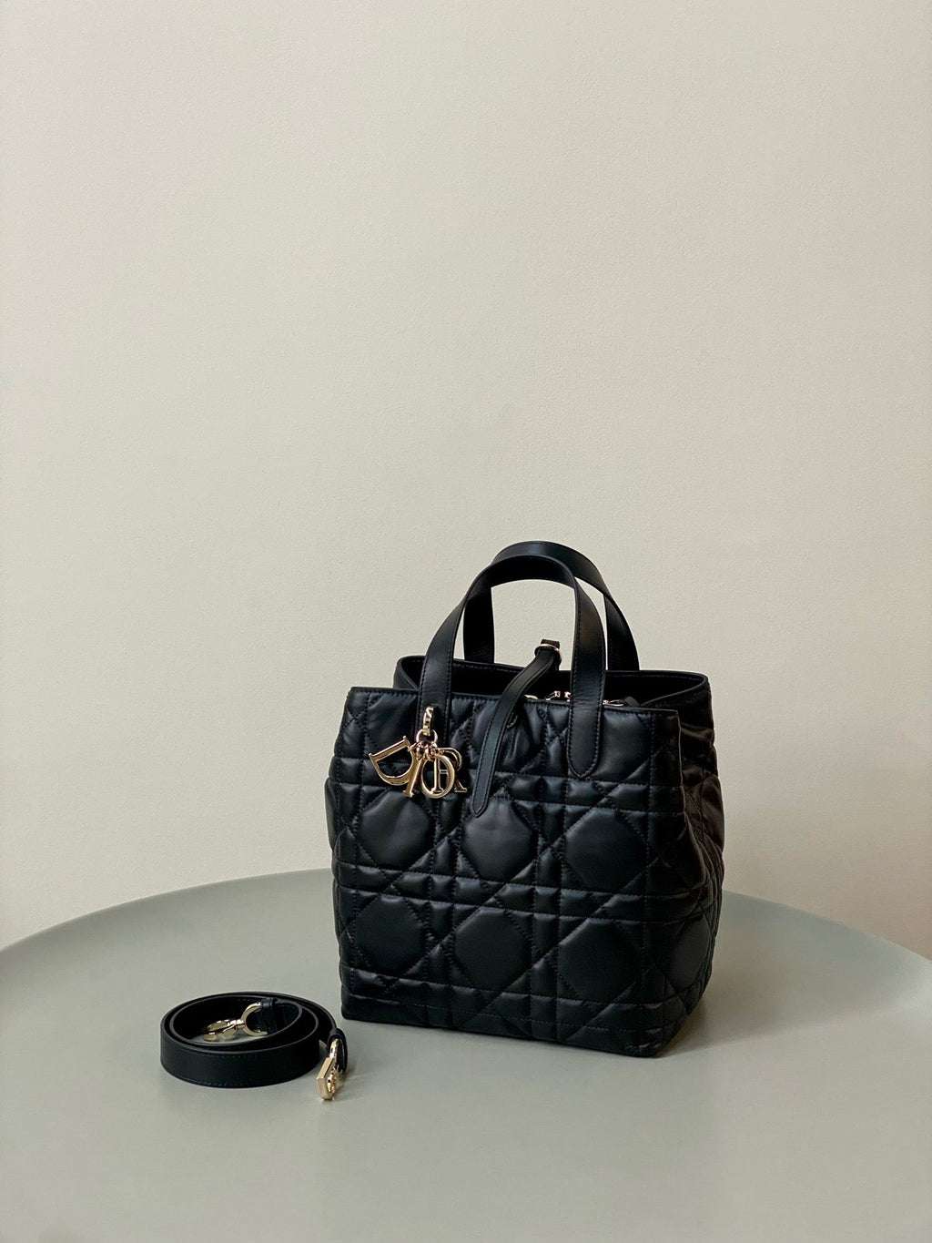 MEDIUM TOUJOURS BUCKET BAG 22 IN BLACK CANNAGE CALFSKIN