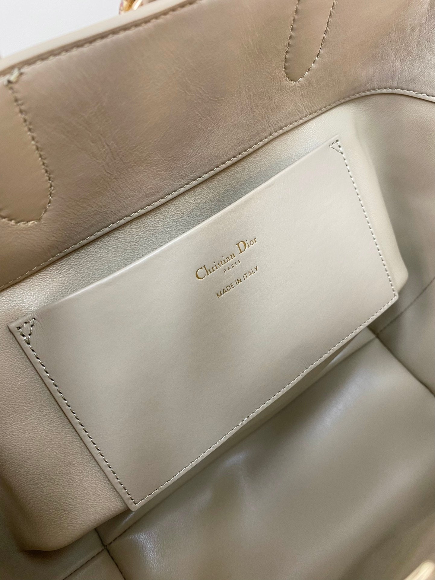 MITTLERE TOUJOURS BEUTELTASCHE 22 AUS BEIGEM CANNAGE-KALBSLEDER