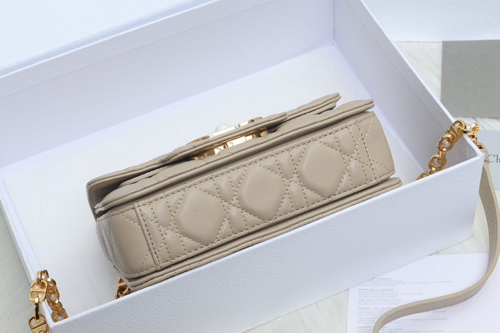 JOLIE Henkeltasche 19 in beigefarbenem Cannage-Kalbsleder