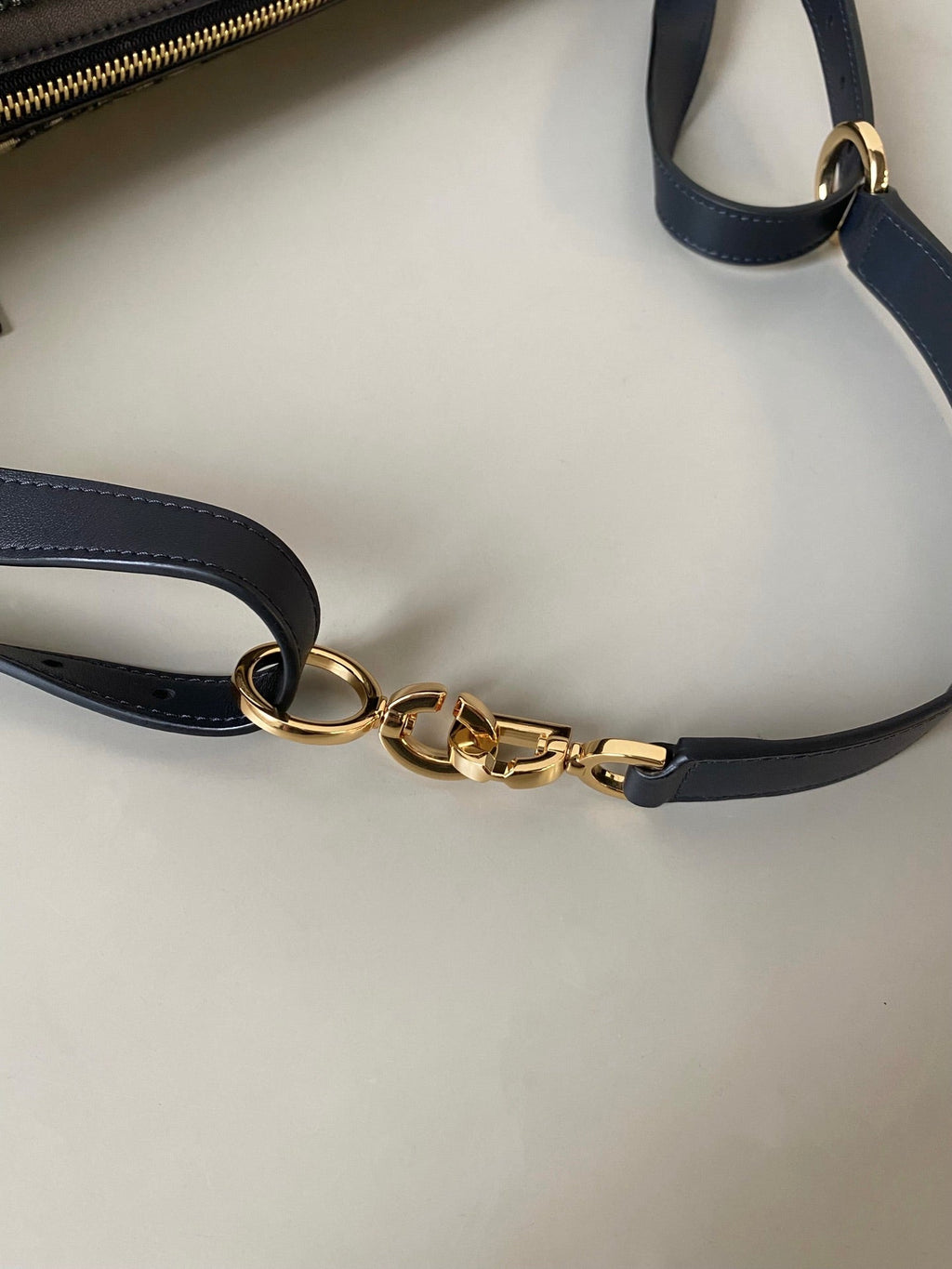 GROSSE D-JOURNEY SCHULTERTASCHE 33 IN SCHWARZ MONOGRAMM SCHRÄGJACQUARD