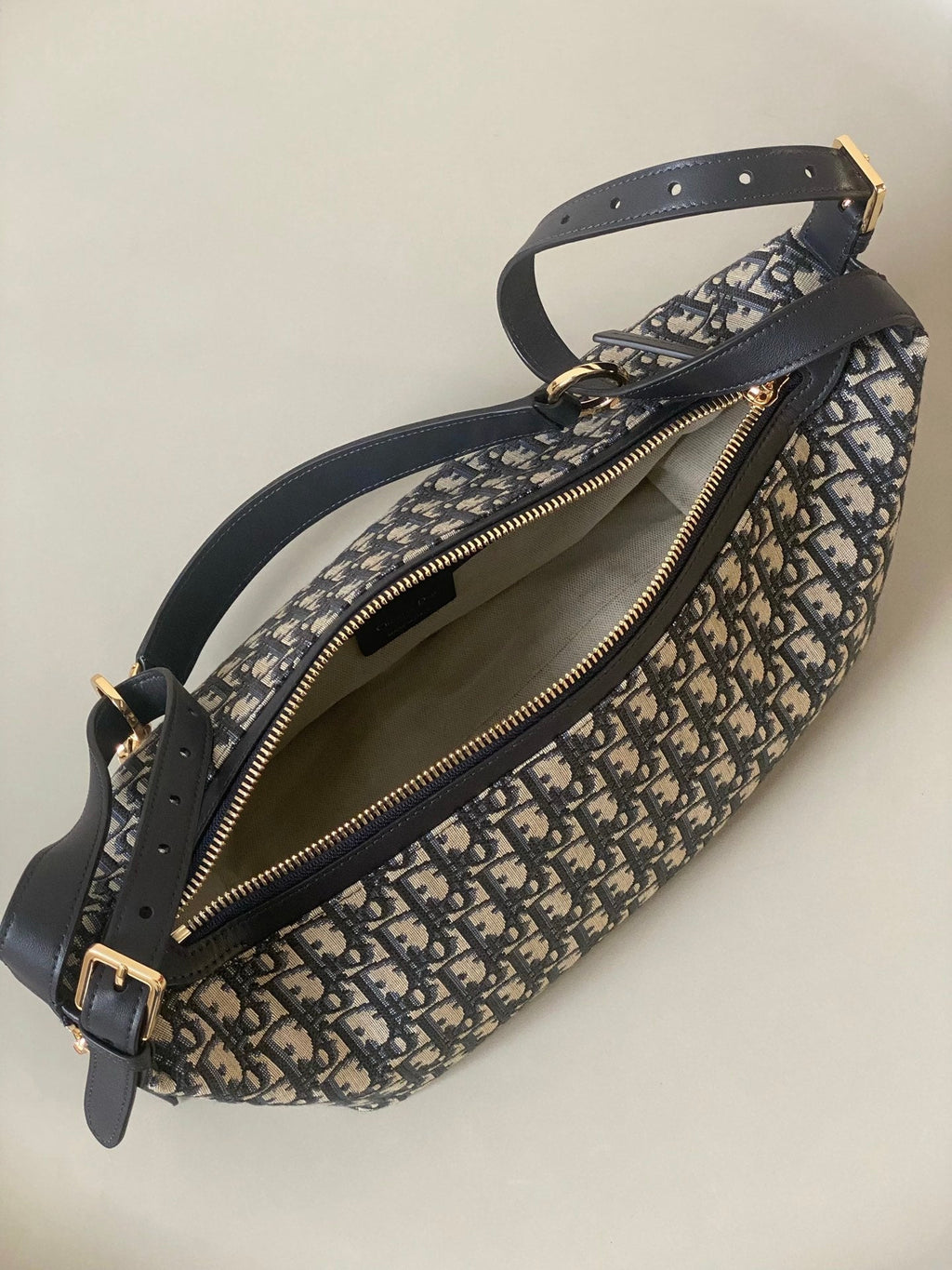 GROSSE D-JOURNEY SCHULTERTASCHE 33 IN SCHWARZ MONOGRAMM SCHRÄGJACQUARD