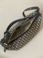 GROSSE D-JOURNEY SCHULTERTASCHE 33 IN SCHWARZ MONOGRAMM SCHRÄGJACQUARD