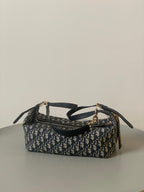 GROSSE D-JOURNEY SCHULTERTASCHE 33 IN SCHWARZ MONOGRAMM SCHRÄGJACQUARD