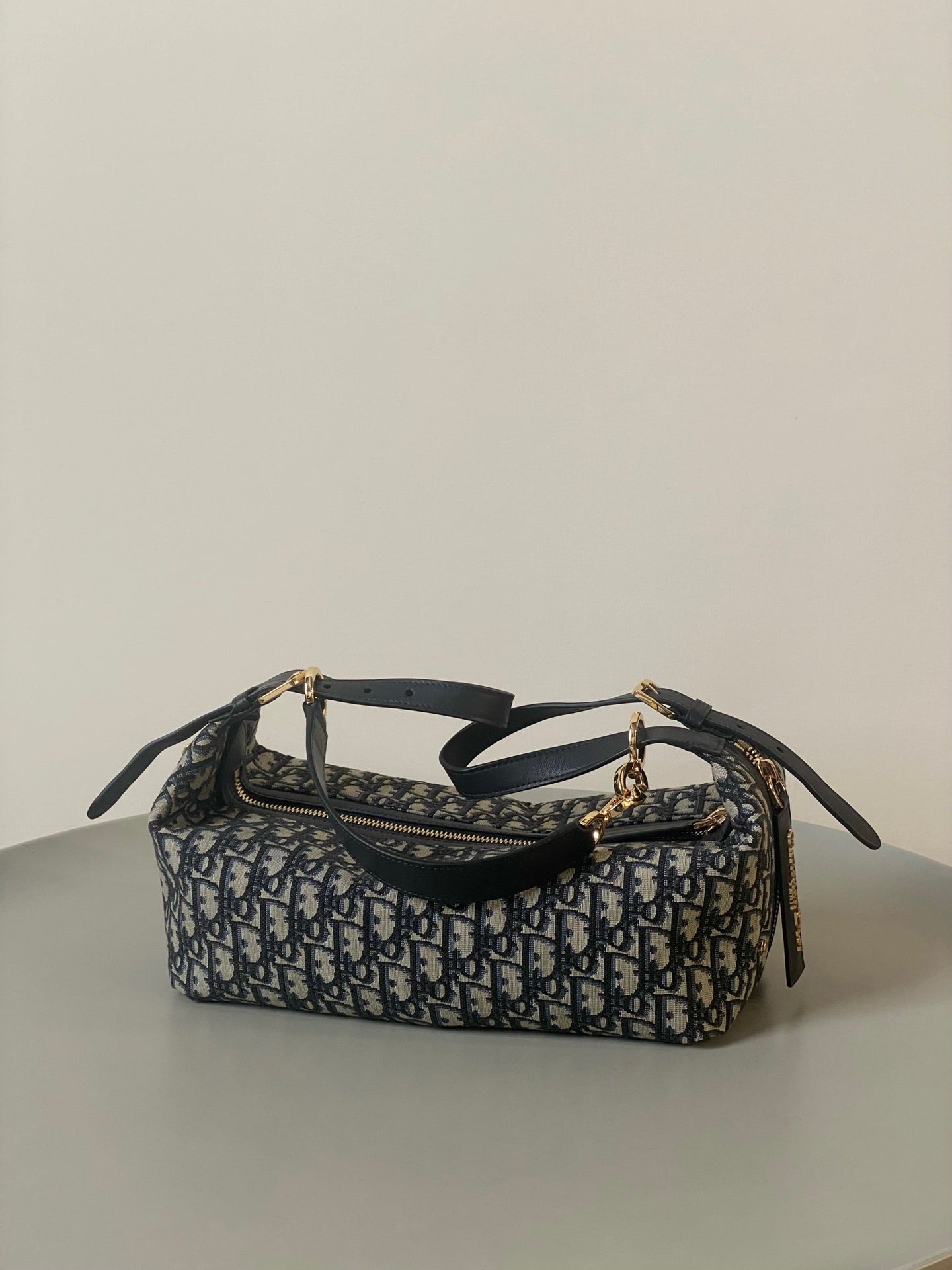 GROSSE D-JOURNEY SCHULTERTASCHE 33 IN SCHWARZ MONOGRAMM SCHRÄGJACQUARD