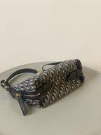 GROSSE D-JOURNEY SCHULTERTASCHE 33 IN SCHWARZ MONOGRAMM SCHRÄGJACQUARD