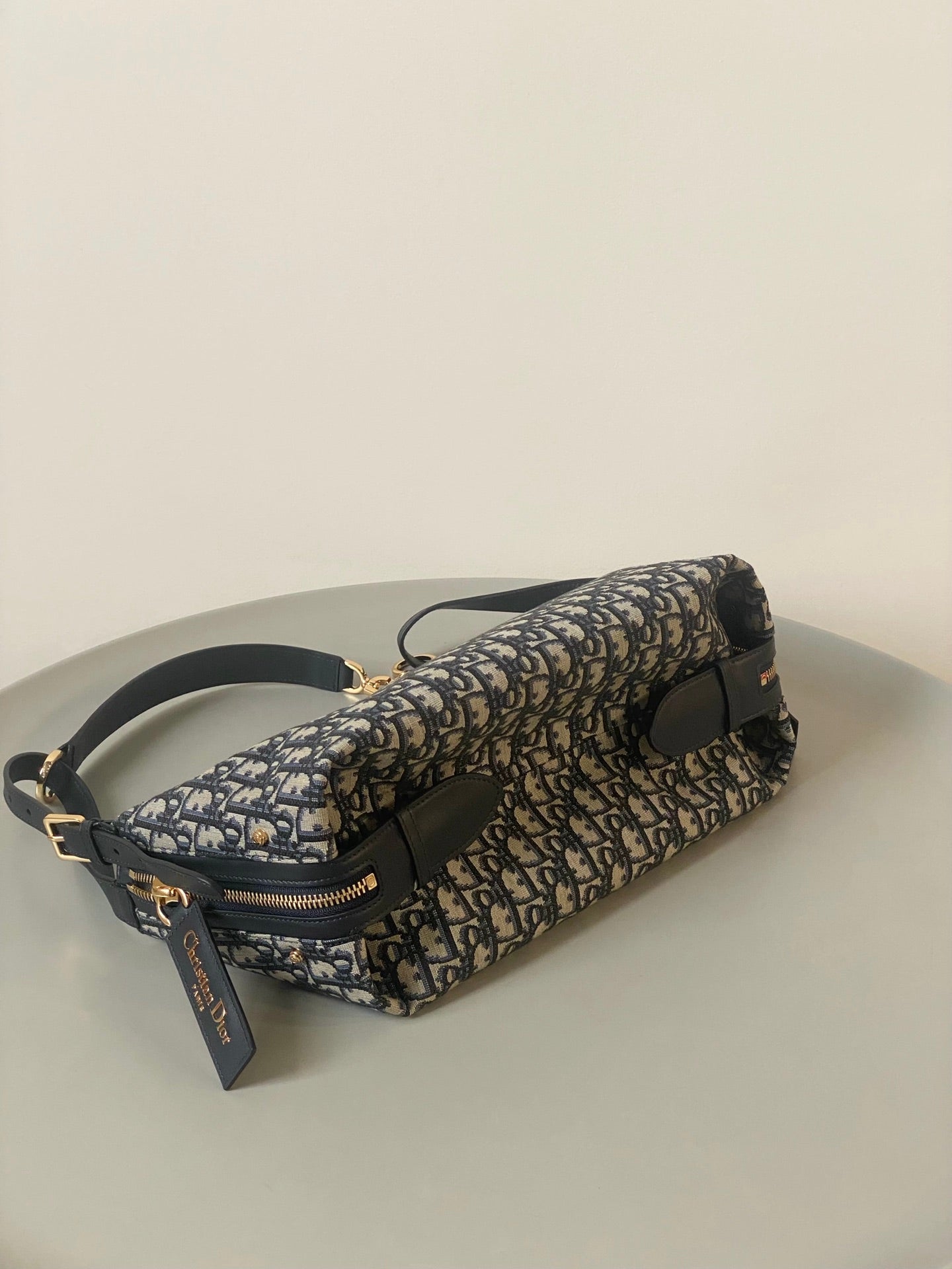 GROSSE D-JOURNEY SCHULTERTASCHE 33 IN SCHWARZ MONOGRAMM SCHRÄGJACQUARD