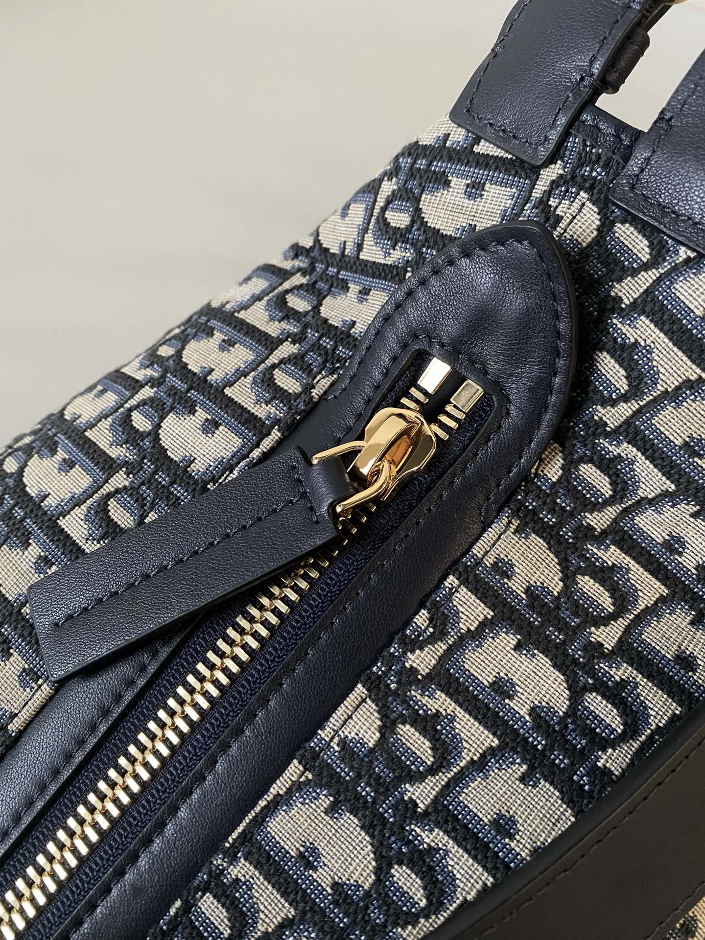 GROSSE D-JOURNEY SCHULTERTASCHE 33 IN SCHWARZ MONOGRAMM SCHRÄGJACQUARD