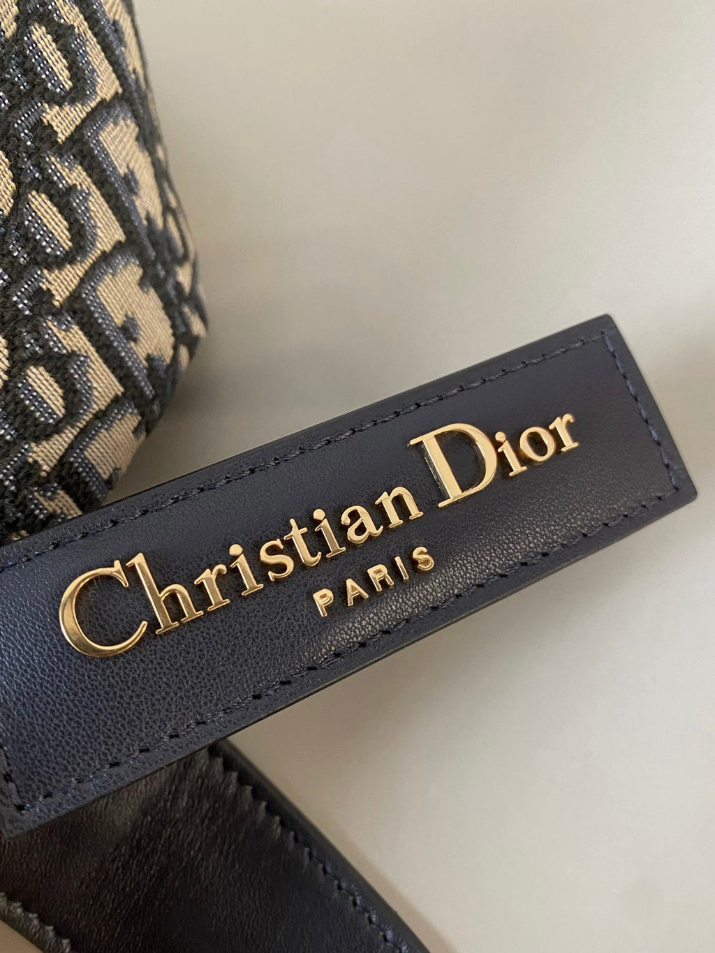 GROSSE D-JOURNEY SCHULTERTASCHE 33 IN SCHWARZ MONOGRAMM SCHRÄGJACQUARD