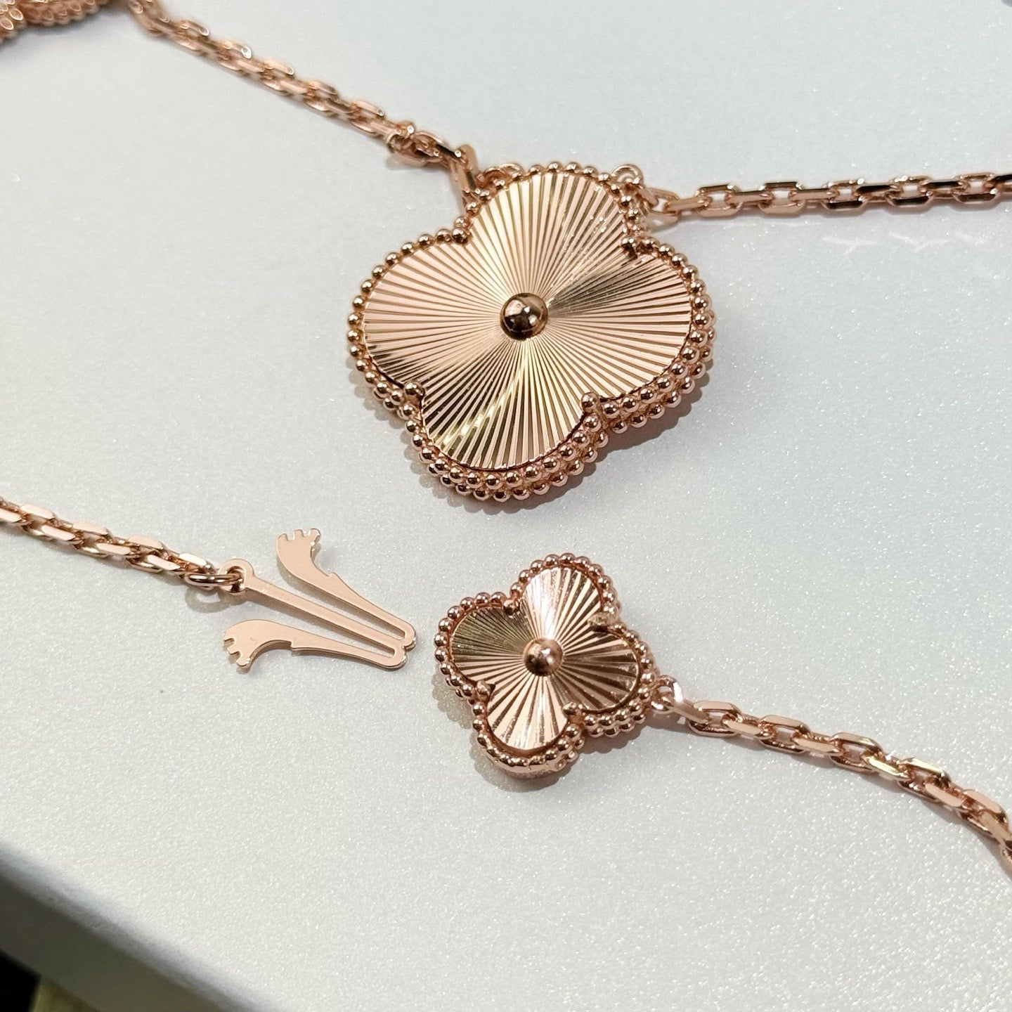 [⭐JeweliWhal]NEW  Convertible long necklace with 15 four-leaf clover charms