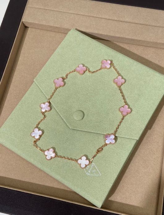 [⭐JeweliWhal]Pink Necklace with Ten Clover Designs