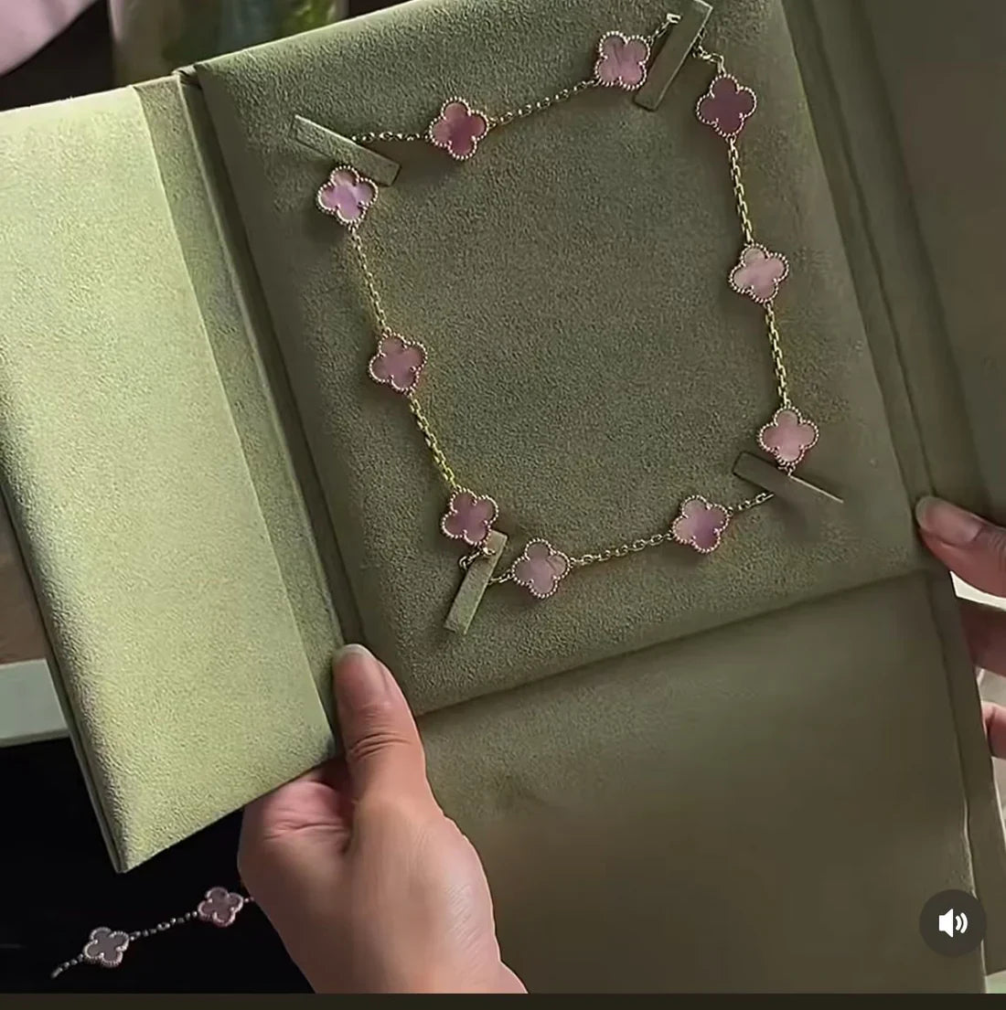 [⭐JeweliWhal]Pink Necklace with Ten Clover Designs