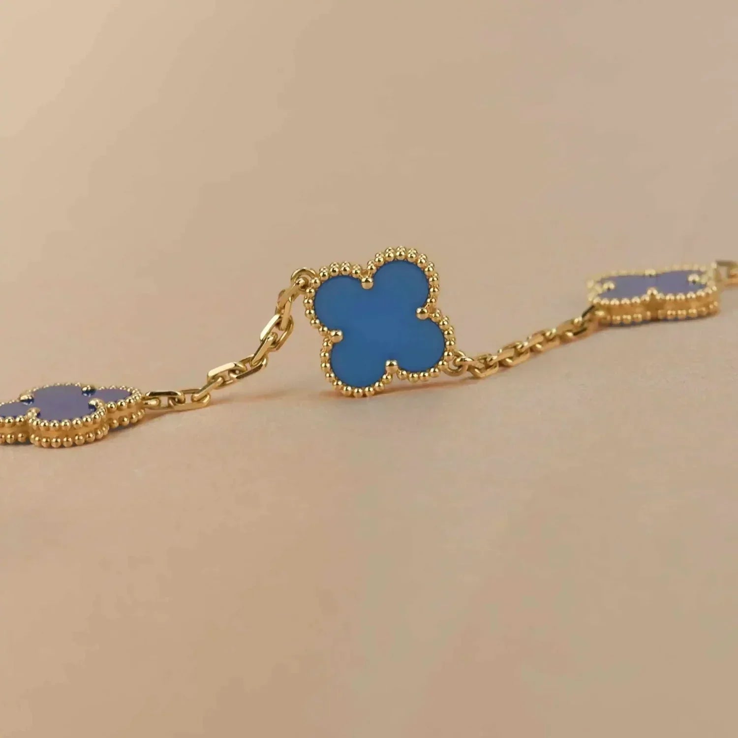 ¡®Jewelicorn¡¯CLOVER 5 MOTIFS BLUE AGATE BRACELET