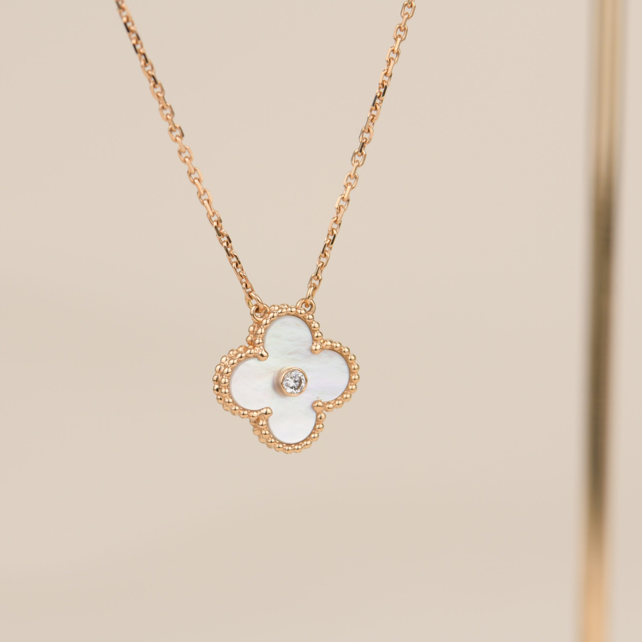 ¡®Jewelicorn¡¯CLOVER 15MM DIAMOND WHITE FRITILLARIA NECKLACE