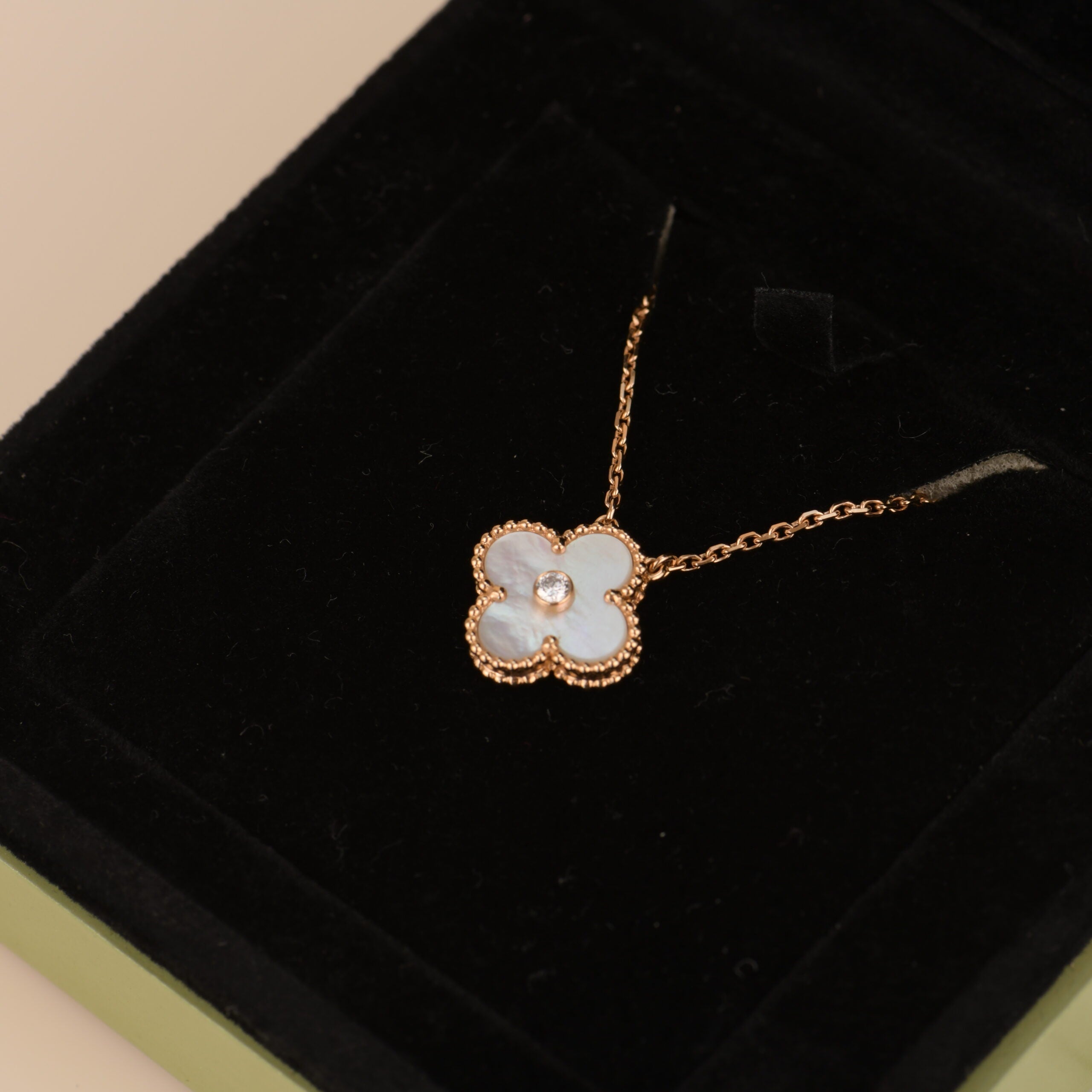 ¡®Jewelicorn¡¯CLOVER 15MM DIAMOND WHITE FRITILLARIA NECKLACE