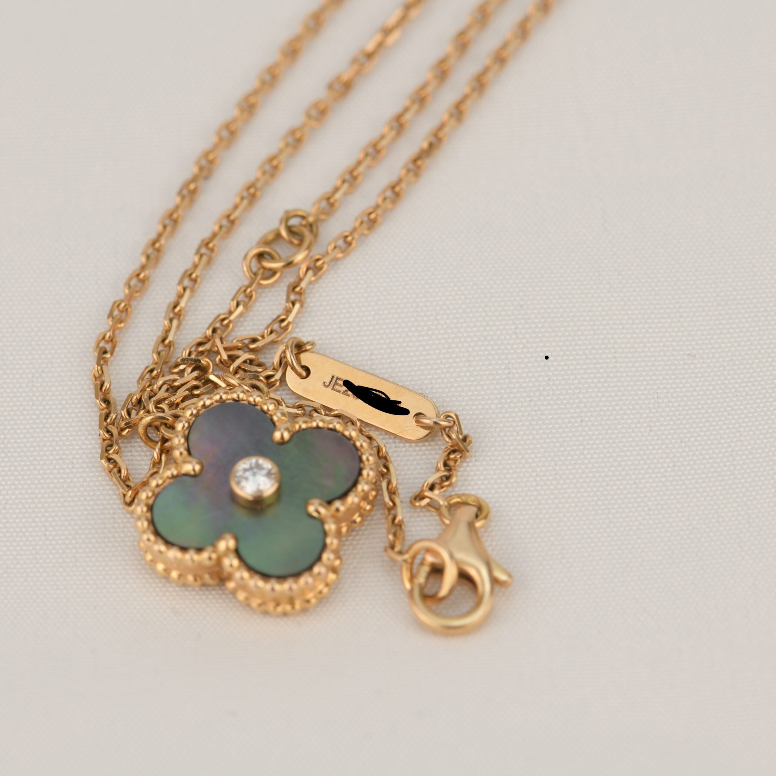 ¡®Jewelicorn¡¯CLOVER 15MM DIAMOND AND MOTHER-OF-GREY NECKLACE