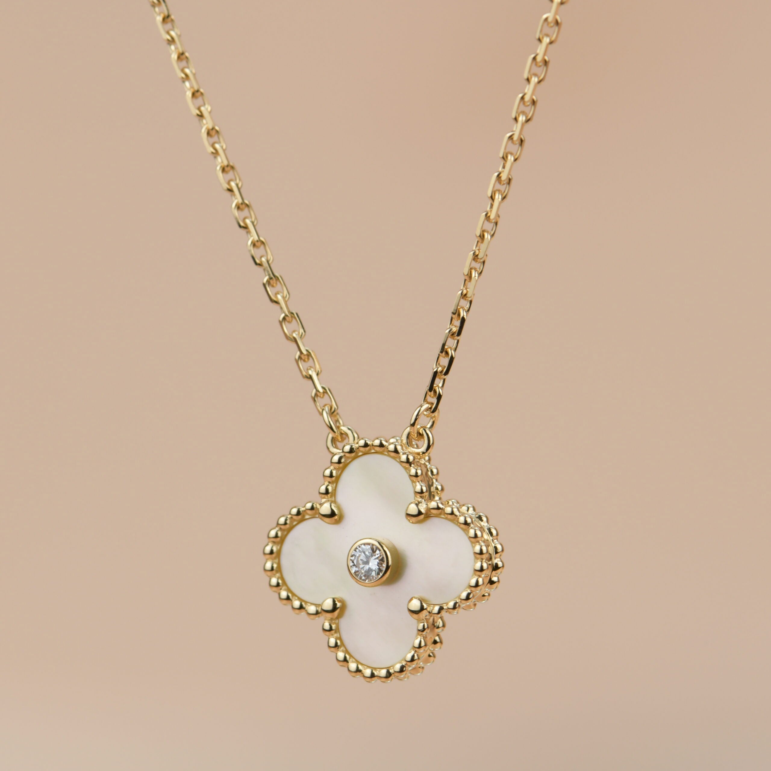 ¡®Jewelicorn¡¯CLOVER 15MM DIAMOND GOLD MOTHER OF PEARL NECKLACE