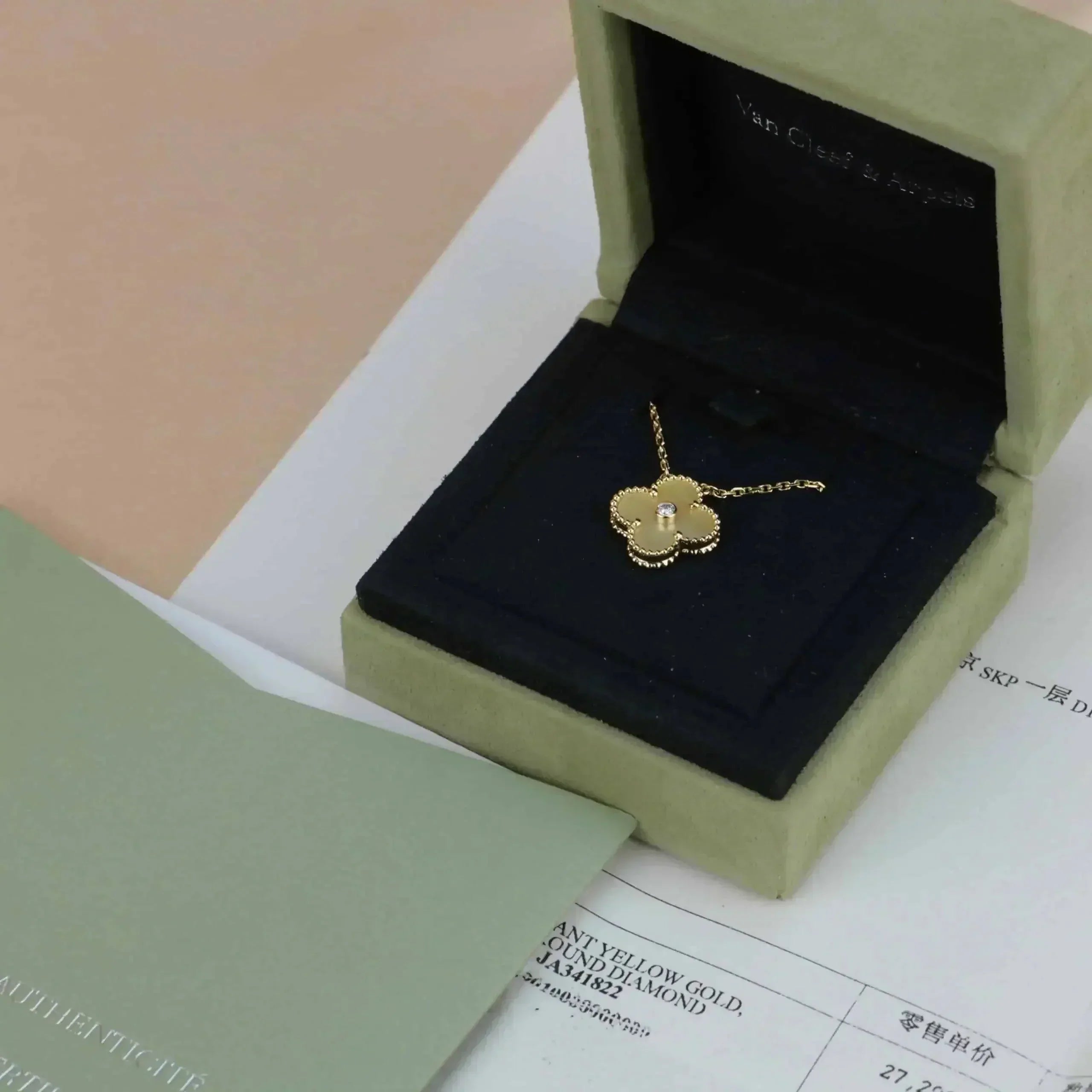 ¡®Jewelicorn¡¯CLOVER 15MM DIAMOND GOLD MOTHER OF PEARL NECKLACE