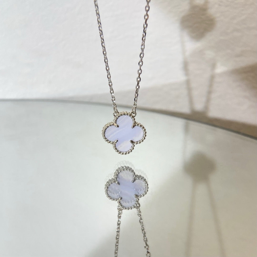 ¡®Jewelicorn¡¯CLOVER 15MM BLUE CHALCEDONY NECKLACE SILVER